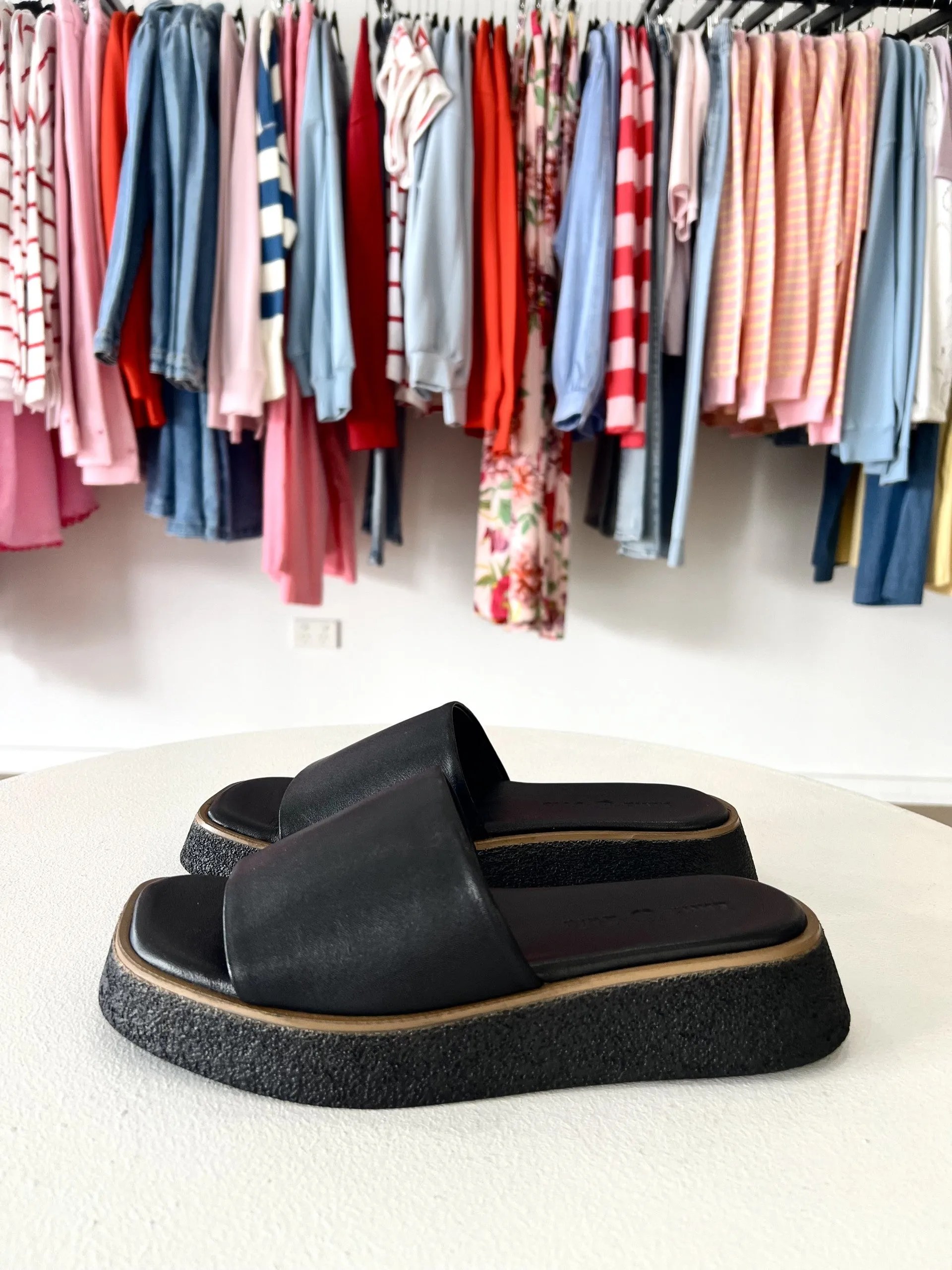 BIRDIE LEATHER SLIDE || BLACK