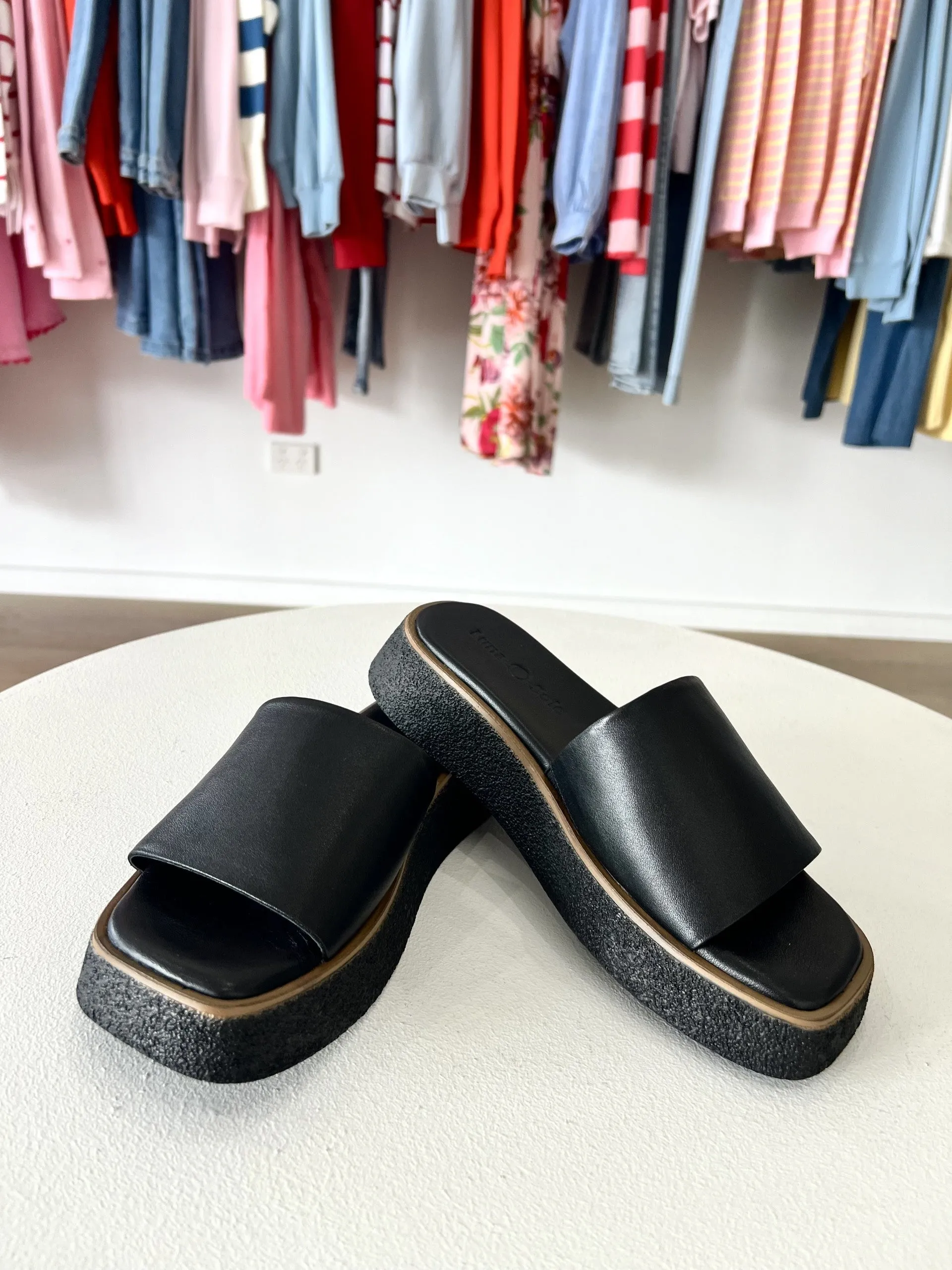 BIRDIE LEATHER SLIDE || BLACK