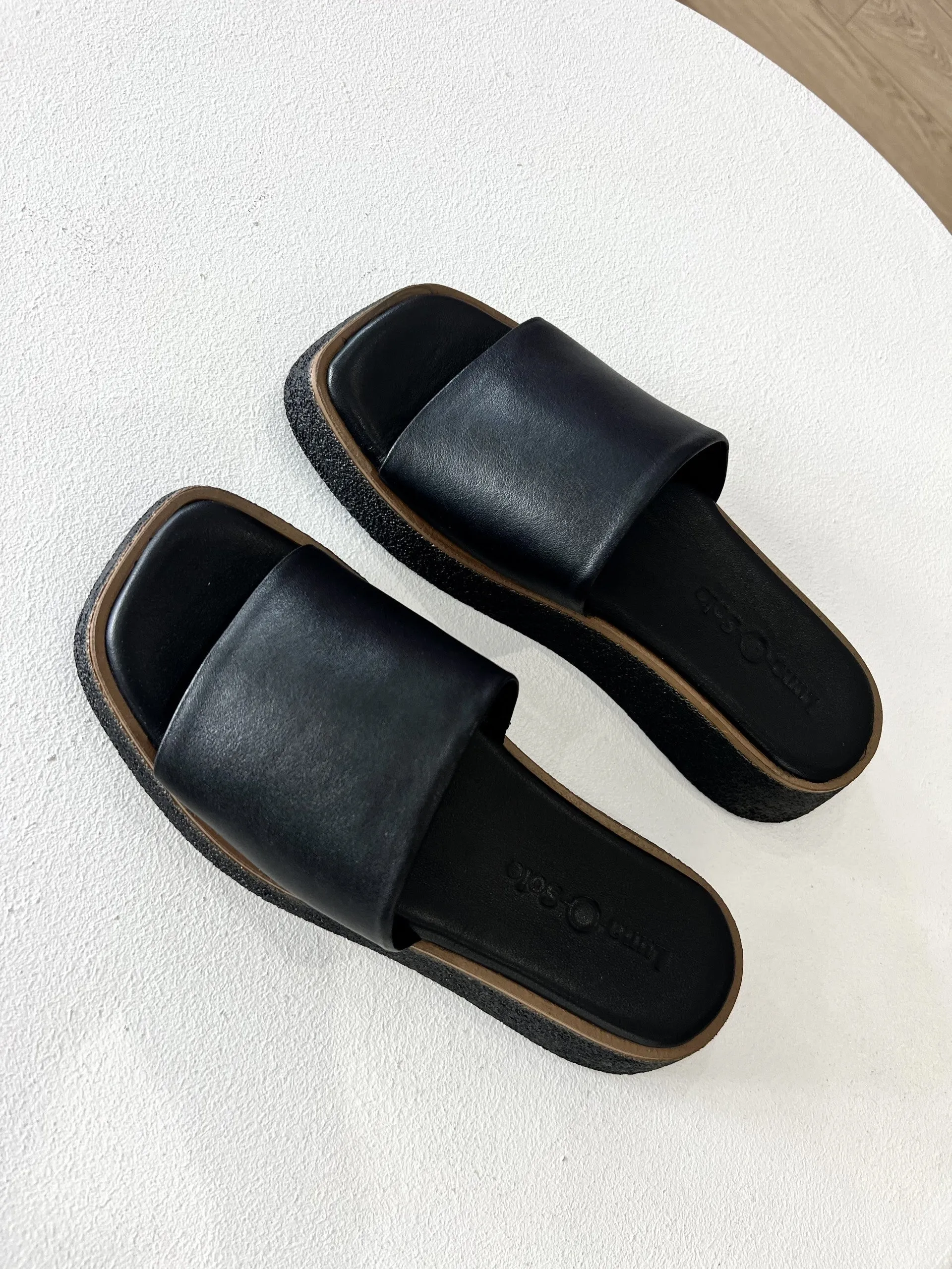 BIRDIE LEATHER SLIDE || BLACK