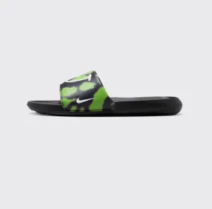 CN9678-301 NIKE VICTORI ONE SLIDE PRINT