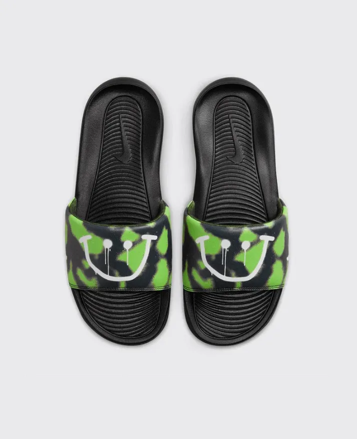 CN9678-301 NIKE VICTORI ONE SLIDE PRINT