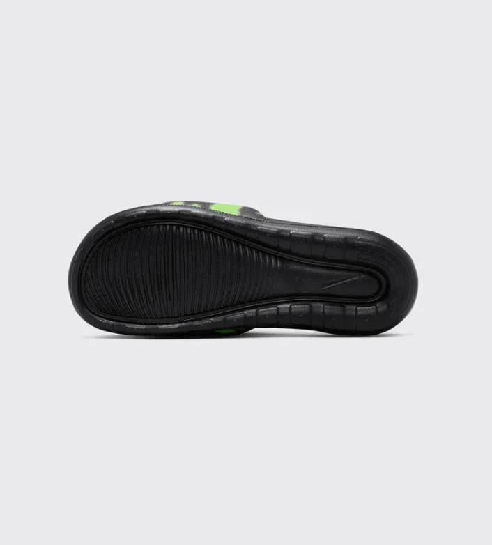 CN9678-301 NIKE VICTORI ONE SLIDE PRINT