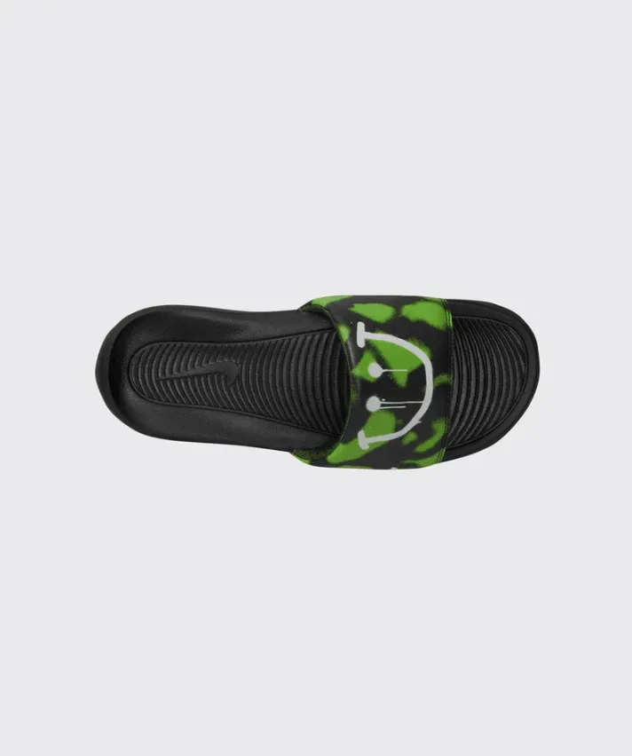 CN9678-301 NIKE VICTORI ONE SLIDE PRINT