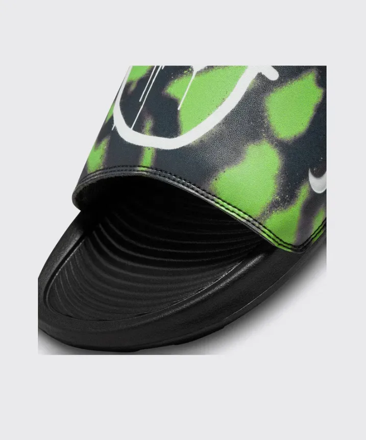 CN9678-301 NIKE VICTORI ONE SLIDE PRINT