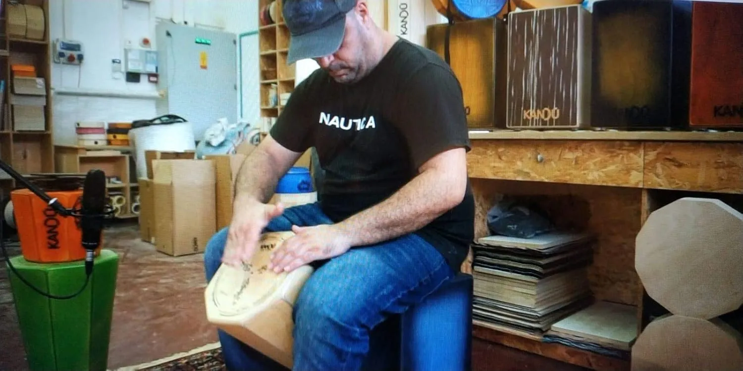 Kandu - The 13'' Cajonga The perfect combination of Conga and Cajon, fun and funky sound that somehow fits whatever kind of music you want to play. (Nut Brown)